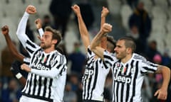 Juventus players celebrate their 13th consecutive league victory after the 1-0 defeat of Genoa.