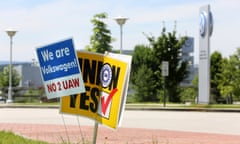 Signs for and against unionization in front of the Volkswagen plant