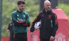 Erik ten Hag with Mason Mount during Manchester United training.