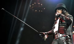 Alice Cooper Performs At Manchester Arena<br>MANCHESTER, ENGLAND - OCTOBER 04: Alice Cooper performs on stage at Manchester Arena on October 04, 2019 in Manchester, England. (Photo by Shirlaine Forrest/WireImage)