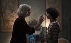 MACKENZIE DAVIS & FINN WOLFHARD in The Turning