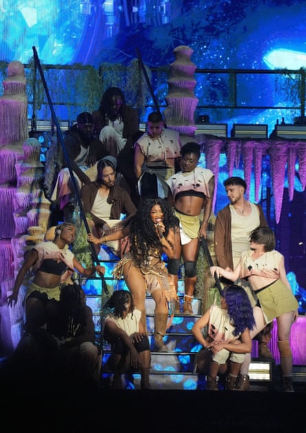 SZA and dancers.