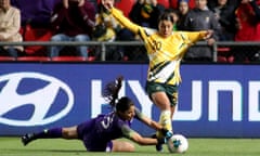 Natalia Campos pulls down Sam Kerr