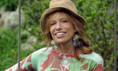 Carly Simon poses with her guitar at her home in Martha’s Vineyard in May 2004