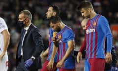 Sergio Agüero leaves the pitch with medical staff.