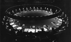 A scene from Dr Strangelove, Or How I Learned to Stop Worrying and Love the Bomb in which dozens of politicians and generals sit around a large round table