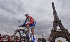 British David Millar (Cofidis/Fra) rides in front of the Eiffel Tower during the prologue of the 90th Tour de France, a time trial in Paris, 05 July 2003. Australian Robbie McEwen won the prologue and took the yellow jersey. Millar finished 2d.   AFP PHOTO  JOEL SAGET