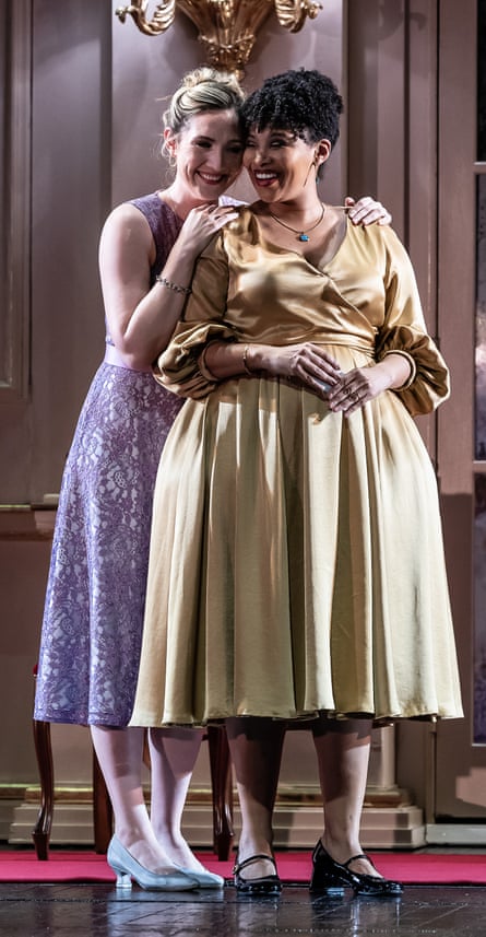Samantha Hankey as Dorabella and Golda Schultz as Fordiligi in Così fan tutte