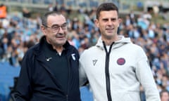 Maurizio Sarri, the head coach of Lazio, embraces Bologna’s Thiago Motta.