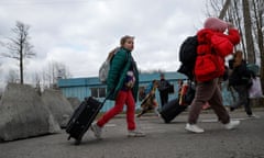 Kira and another children with a suitcase