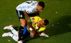 Nicolás Otamendi tries to lift Raphinha after catching the Brazil player with an elbow during the 0-0 draw in Argentina.