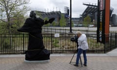 Kate Smith’s statue had initially been covered before being removed