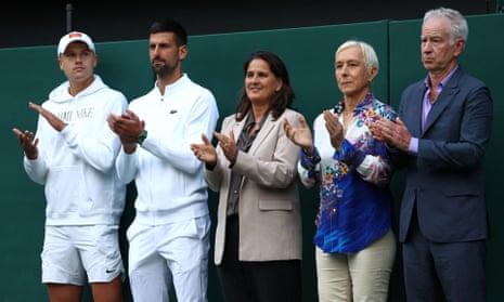 Holger Rune (left) Novak Djokovic (second left), Conchita Martinez (centre), Martina Navratilova (second right) and John McEnroe salute Andy Murray.