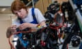 Female technician repairing motorcycle at workshop<br>Ausbildungszentrum, weiblicher Lehrling, Kfz-Mechatroniker, Auszubildende, Elektronik, Technik, Bayern, Deutschland,