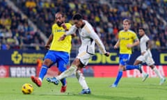 Jude Bellingham scores Real Madrid’s third goal against Cádiz.