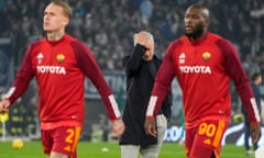 Roma's Romelu Lukaku (right) and Rick Karsdorp walk by José Mourinho before a game against Lazio