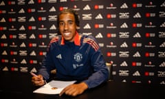 Leny Yoro signs for Manchester United