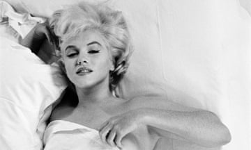 USA. Hollywood. US actress Marilyn MONROE resting between takes during a photographic studio session in Hollywood (Paramount Gallery), for the making of the film "The Misfits". Directed by John HUSTON (USA). Nevada. Screenplay by Arthur MILLER (USA). 1960. Fashion / Listings