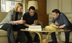Sarah Snook, Jeremy Strong and Kieran Culkin huddle around the coffee table in Succession s4 ep4.