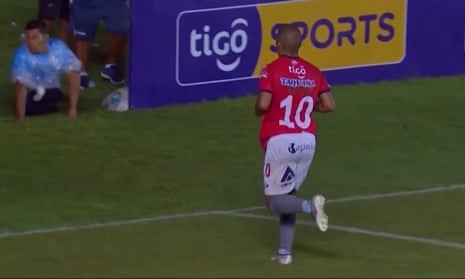 Striker storms off pitch in protest at racial abuse in Bolivia – video