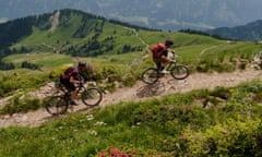 Mountain biking in the Portes du Soleil region of the French Alps. Image shot 2010. Exact date unknown.<br>BWY5GE Mountain biking in the Portes du Soleil region of the French Alps. Image shot 2010. Exact date unknown.