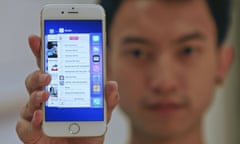 A sales assistant shows features of iOS 9 on an Apple iPhone 6 at an Apple reseller shop in Bangkok September 18, 2015. A significant number of Apple Inc customers are reporting their mobile devices have crashed after attempting to upload the new iOS 9 operating system, the latest in a line of launch glitches for the tech giant. REUTERS/Chaiwat Subprasom