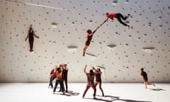 Chaillot – Théâtre national de la Danse / Rachid Ouramdane, Corps extremes. Nina Caprez on the wall and Nathan Paulin on the highline. The other person in the air is Airelle Caen.