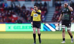 Ludovic Cayre shows a red card to Ciaran Parker of London Irish just after half-time