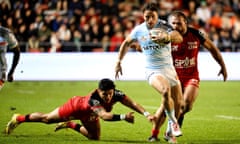 Racing’s full-back Henry Arundell avoids a tackle by Toulon's Noah Lolesio.