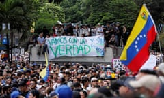 Anti-Maduro protests spread as Venezuelan opposition says he stole vote, in Caracas<br>Demonstrators hold a banner reading "Let's go with the truth and without violence" as they gather to protest election results that awarded Venezuela's President Nicolas Maduro with a third term, in Caracas, Venezuela July 30, 2024. REUTERS/Leonardo Fernandez Viloria