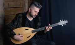 Damir Imamović playing his tar