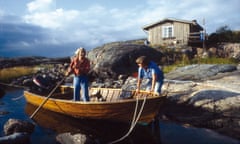 Tove Jansson and her partner Tuulikki Pietilä mooring up their boat.