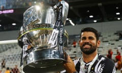 Diego Costa celebrates with the trophy after Atletico Mineiro won the Copa do Brasil in December 2021