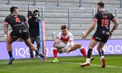 Tommy Makinson scores St Helens’ opening try against Salford in Leeds on Friday.
