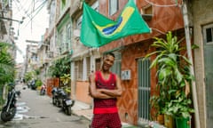 Raphael Vicente in the streets of Complexo da Maré.