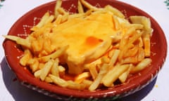 A francesinha sandwich served with chips