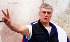 Bez doing a two-finger peace sign