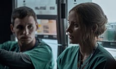 The Good Nurse (2022). L to R: Eddie Redmayne as Charlie Cullen and Jessica Chastain as Amy Loughren. Cr. JoJo Whilden / Netflix