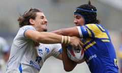 Chris Centrone of Toulouse (left) grapples with Ashton Golding of Leeds Rhinos.