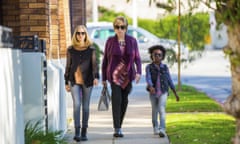 amanda seyfried shirley maclaine and annjewel lee walking up a street in the last word