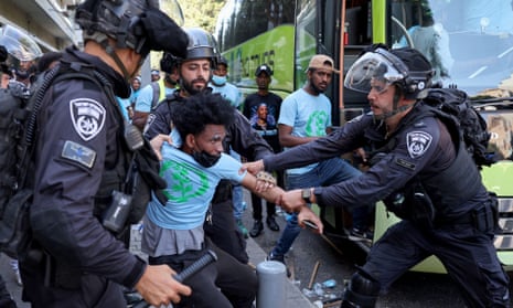 More than 100 people injured in clashes between rival Eritrean groups in Tel Aviv – video