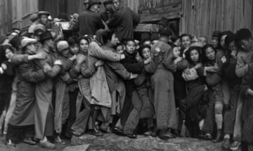 Gold Rush: scrambles in front of a bank to buy gold. The last days of Kuomintang, Shanghai, 1948