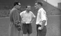 Soccer - Friendly - England Hopefuls v Charlton Athletic - The Valley<br>FILE PHOTO: Former Chelsea captain Roy Bentley, who led the Blues to their first ever top-flight title in 1955, has died aged 93, the club have announced.


England Manager Walter Winterbottom (l) talks with England players Stanley Matthews (c) and Roy Bentley at half time of an England training match against Charlton Athletic. ... Soccer - Friendly - England Hopefuls v Charlton Athletic - The Valley ... 01-11-1954 ... London ... England ... Photo credit should read: Ken Saunders/S&G and Barratts/EMPICS Sport. Unique Reference No. 21615557 ... Archive-253785