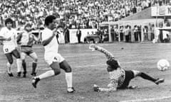 Denmark’s Jesper Olsen, second left, scores the sixth goal for his country during the Football World Cup match between Denmark and Uruguay in Mexico City, Mexico on June 8, 1986. Uruguayan players from left are Jose Luis Salazar, Victor Diogo and goalkeeper Fernando Alvez. Denmark defeated Uruguay 6-1. (AP Photo)