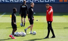 The Lask Linz head coach, Valérien Ismaël, talks with his players during training last week