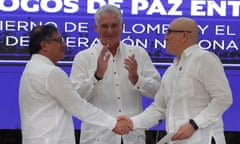 president of Colombia, Gustavo Petro (l) shakes hands with the commander of ELN, Antonio García, with the president of Cuba, Miguel Diaz Canel