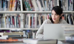 Student using laptop in library<br>M42H45 Student using laptop in library