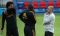 Roberto Martínez, right, talks to Axel Witzel and Romelu Lukaku