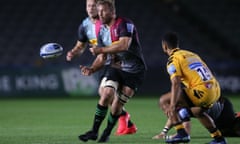 Chris Robshaw passes the ball