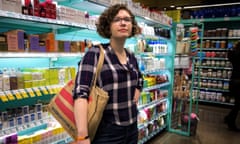 Emily Holden wears wristband to measure pollutants<br>WASHINGTON, DC-FEB23:Emily Holden shops at the Whole Foods in their neighborhood in Washington, DC, February 23, 2019. Emily is the environment reporter for The Guardian US and has been wearing a silicone band developed by Oregon State University to measure chemicals from the surrounding environment over time. The wristbands can absorb volatile and semi-volatile compounds directly from the air and enable researchers to correlate location with air pollutants. (Photo by Evelyn Hockstein)